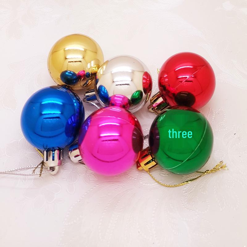 Weihnachtsbaum Ornamente: 6 galvanisierte Dekorationskugeln (7cm, 5cm) in Gold, Silber, Rot und Blau.