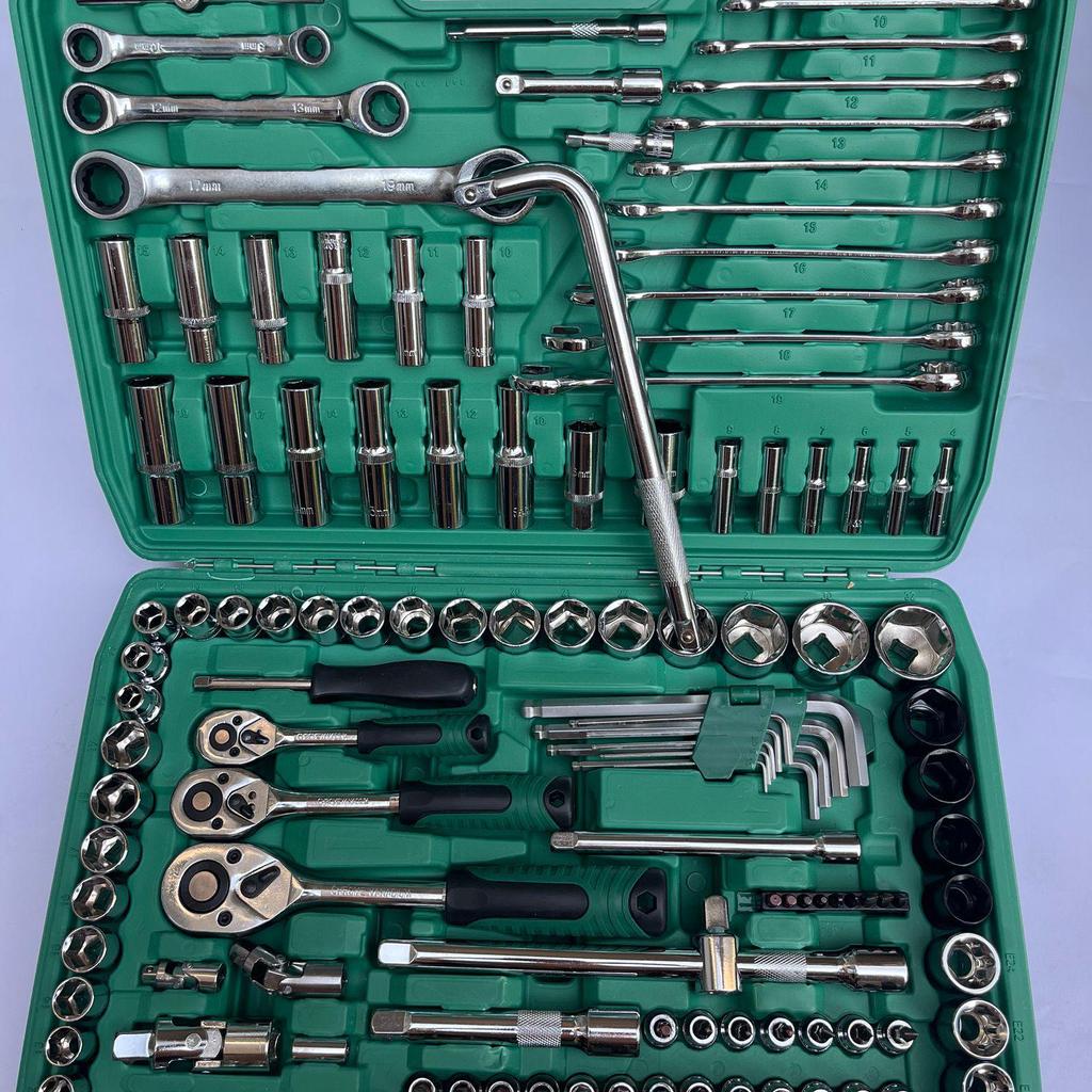 32-Piece Socket Wrench Car Repair Tool Set - Combination Kit