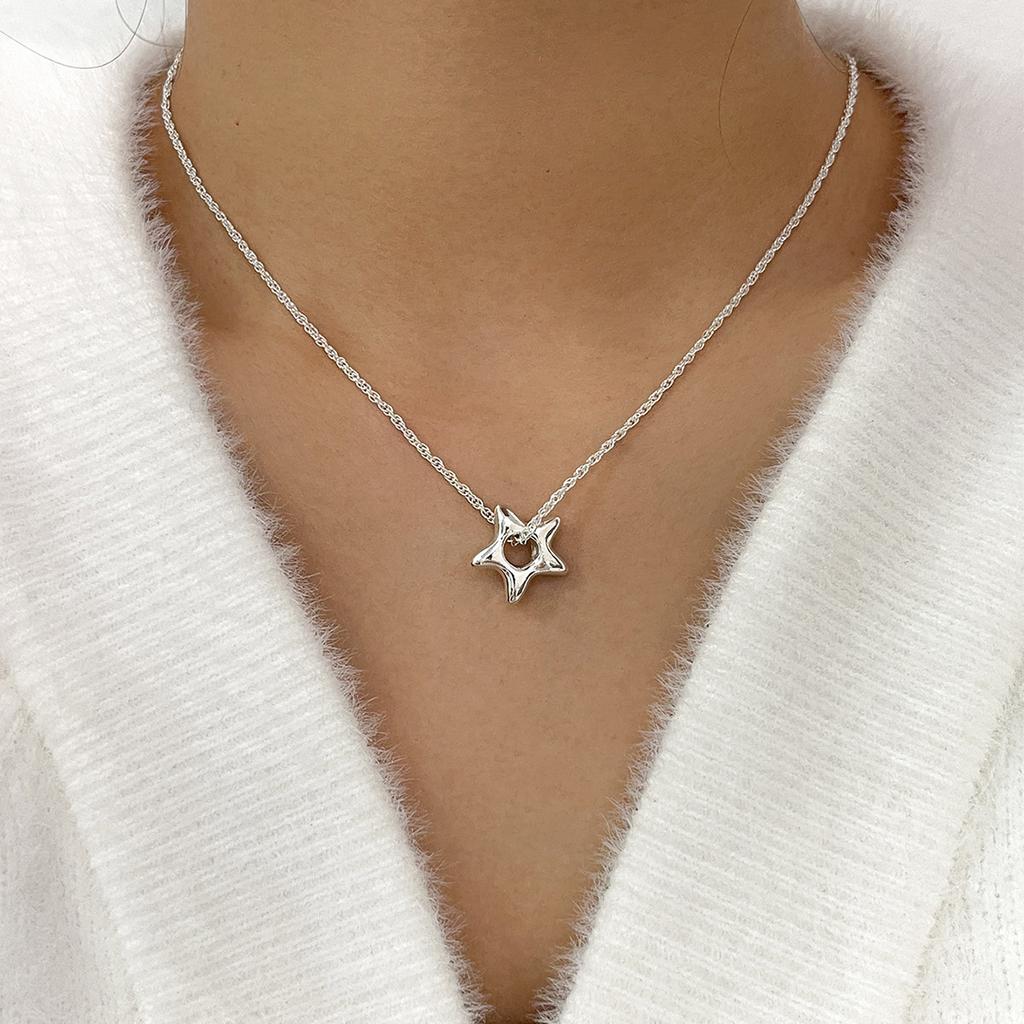 Charm Fashion Irregularly Shaped Hollow Pentagram Pendant Necklace for Women Simple Daily Wear Star Collar Chain Jewelry Gifts