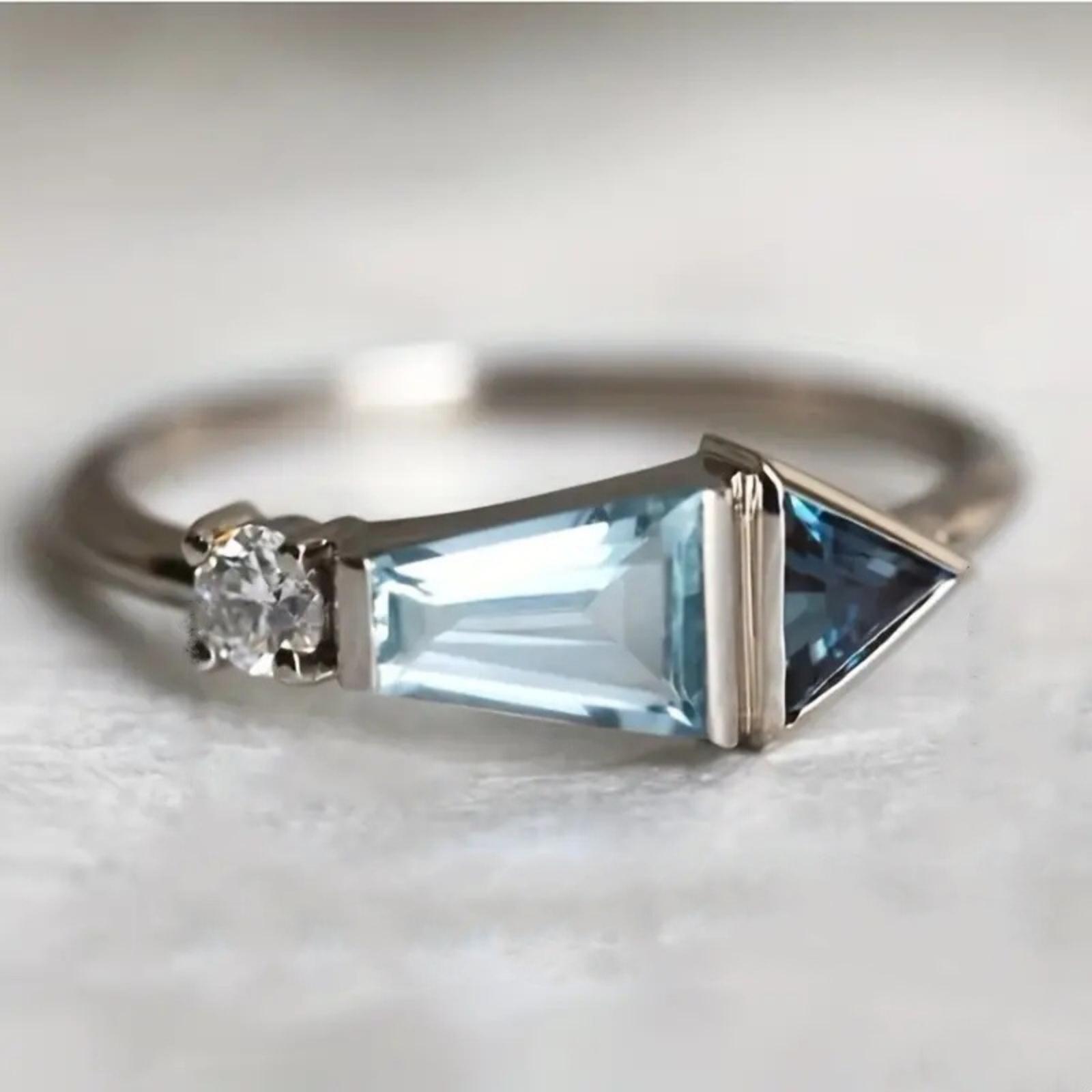 

Geometric Design Ring for Finger Adjustable Band Unique Style Fashion Jewelry with Triangle and Round Cut Stones Silver Tone Metal 10 серебряный