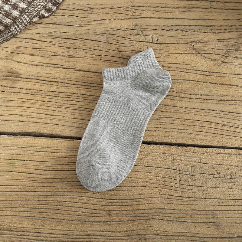 1 Pair of Spring and Autumn Solid Color Breathable Socks Fashionable High-quality Knitted Cotton Men's Socks Casual Boat Socks