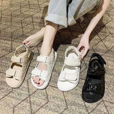 Trendy Sandały Lato Nowe Płaskie Brytyjskie Wiatr Haft Grube podeszwy Swobodne Swobodne Rzymskie Zapachowe Buty Designerskie Gwiazda