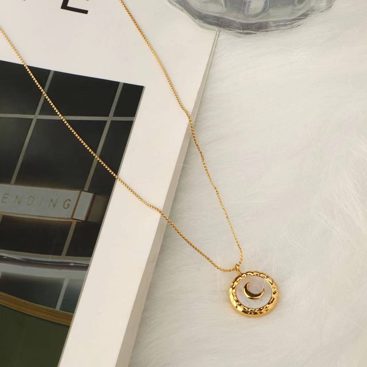 

Женское невыцветающее ожерелье из титановой стали, белая рябчатая подвеска в виде луны, цепочка на ключицу