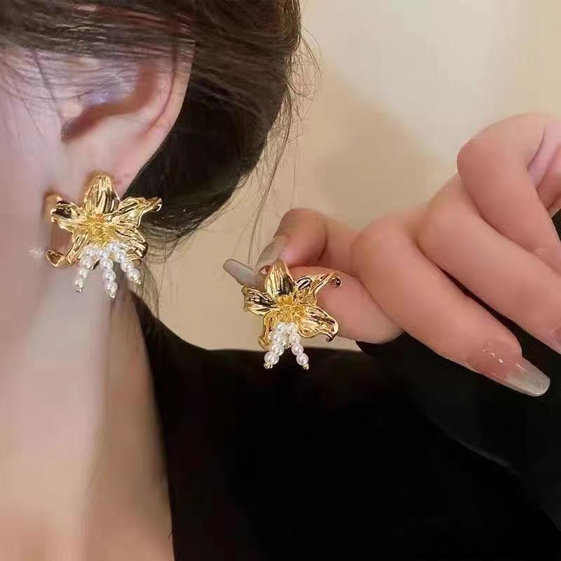 Gold Color Metal Flowers Pearl Stud Earrings for Women Exaggerated Irregular Pleated Flower Earrings Fashion Party Jewelry Gifts