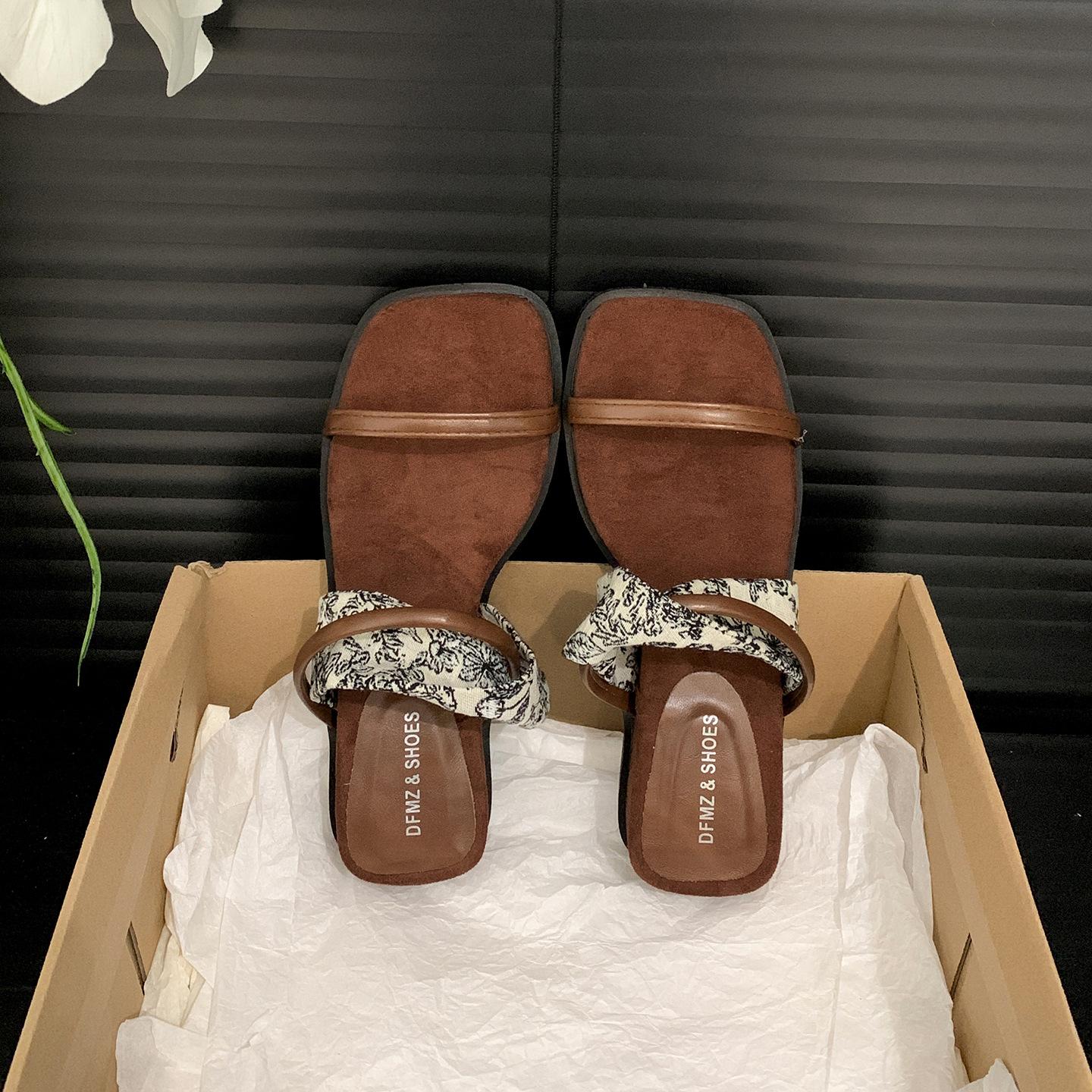 

Популярные черные ретро премиум шлепанцы на танкетке женские летние 2025 новые нескользящие французские сандалии 40 коричневый