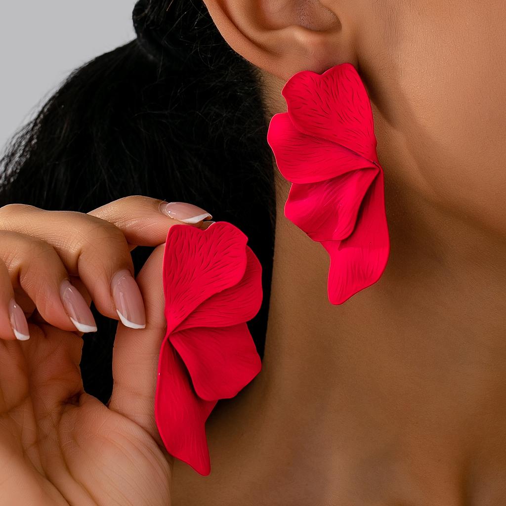 A Pair of Women's Earrings, Rose-Red Petal Three-Dimensional Elegant and Romantic Earrings, Suitable for Daily Wear and Vacation Wear