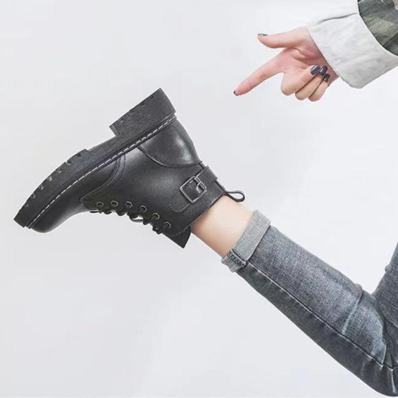 Black Women's New Autumn and Winter Velvet Small Boots with Middle Heel Square and Retro Martin Boots Are Comfortable.