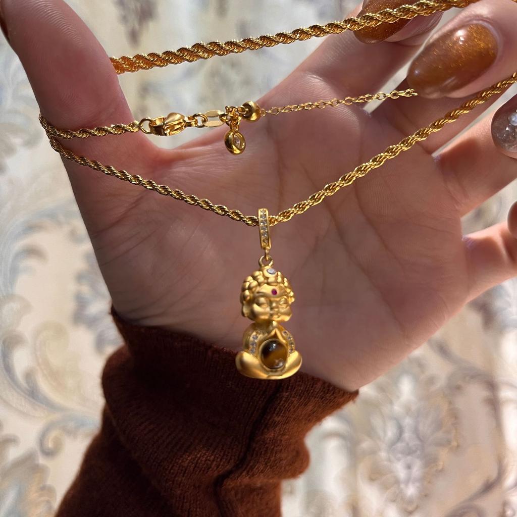 Collier Bouddha Bébé Oeil de Tigre Mat Ancien Longue Chaîne de Pull Tressée Petit Pendentif Bouddha Doré