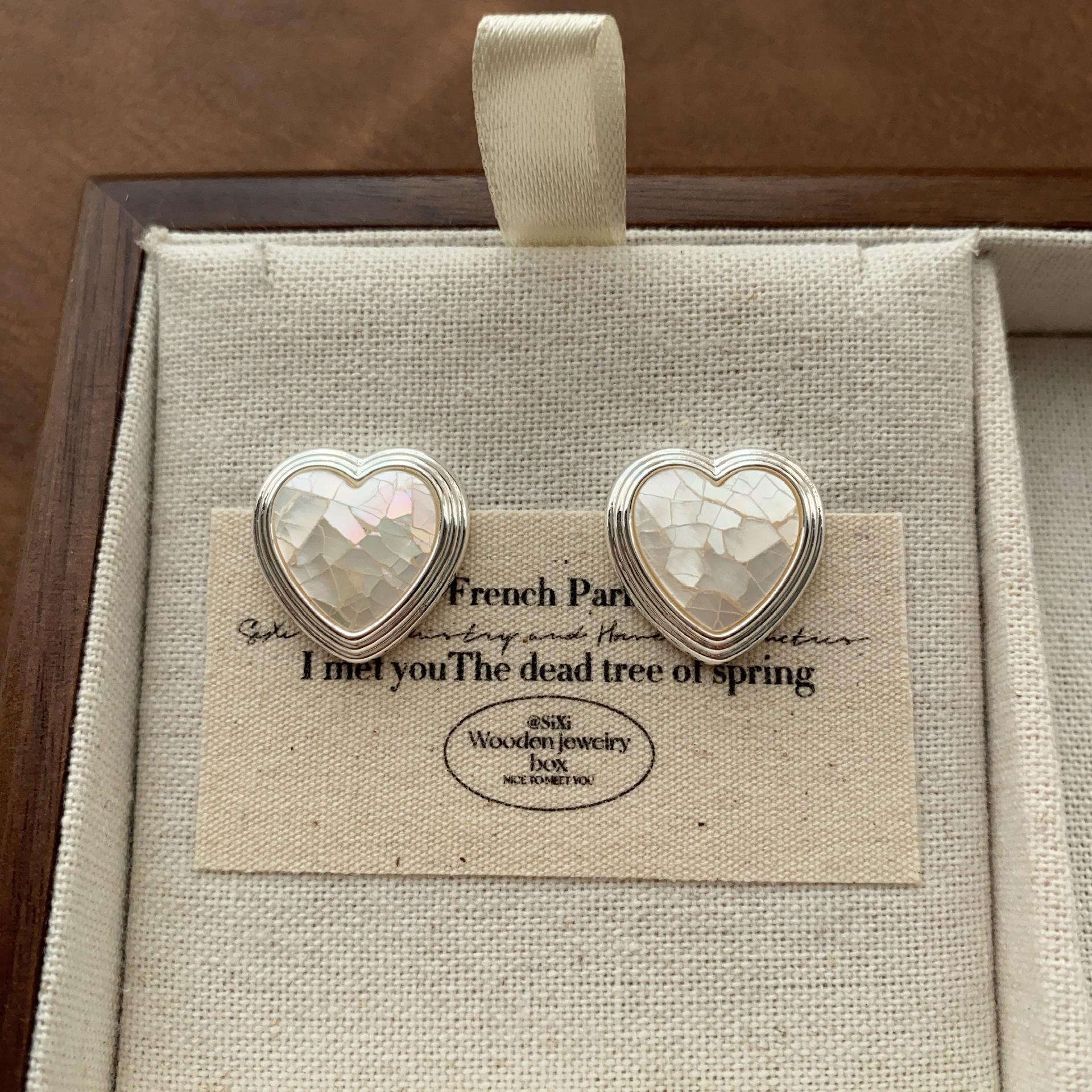 

Romantic exquisite love fritillary stud earrings retro light luxury high sense daily commute gentle personality earrings women