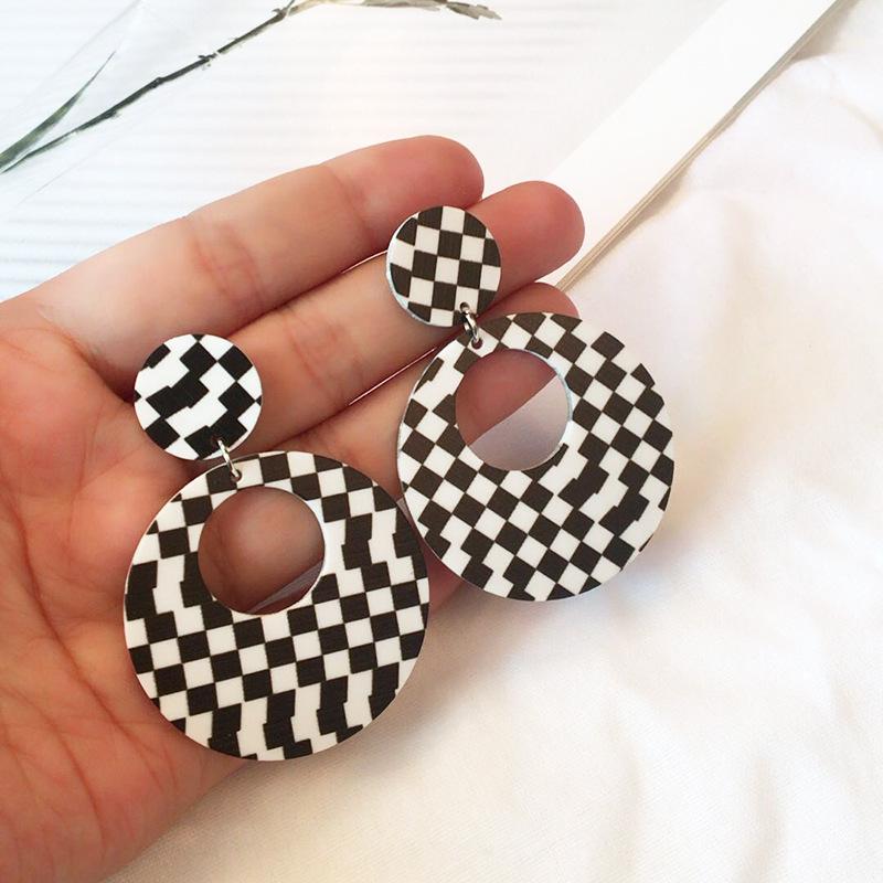Retro och moderna geometriska örhängen, Trendiga och tunna svartvita fyrkantiga långa örhängen, Enkla smycken för kvinnor