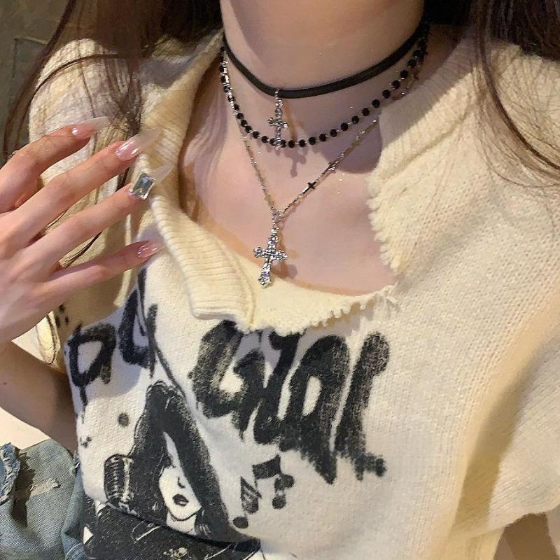 Leather crystal cross pendant, three-layer necklace, light luxury high-end clavicle chain, fashionable niche design neck chain.