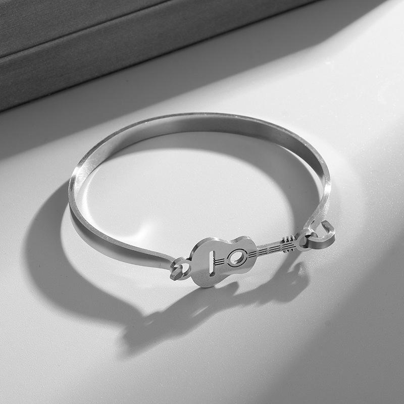 

Европейская и американская мода Титановая сталь Нишевый дизайн Полый браслет из нержавеющей стали в виде гитары Сохраняющий цвет Серебряный браслет Украшение для рук