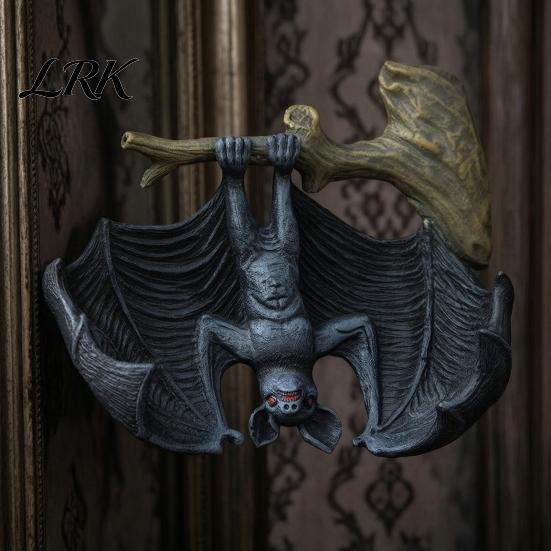 Realistic Hanging Bat Halloween Figurine, Resin Sculpture, Gothic Upside Waterproof Statue Down for Outdoor Garden Tree Yard Decor Distressed Retro