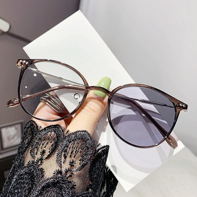 Photochromic Anti-radiation Glasses for Women Man Anti Blue Light  Fashionable Oval Frame Color Changing Glasses