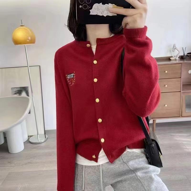 

Осень и зима новый универсальный вязаный свитер с круглым вырезом женский вышивка маленькая золотая пряжка модный темпераментный вязаный кардиган женский one size fits all красный