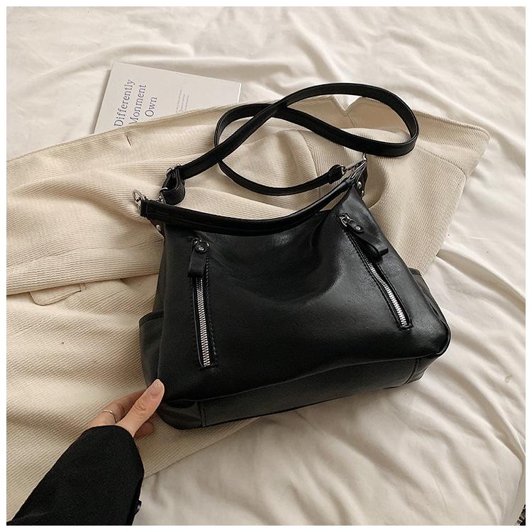 

Fashion retro underarm bag women s 2025 autumn new trend foreign style messenger bag large capacity tote bag commuting
