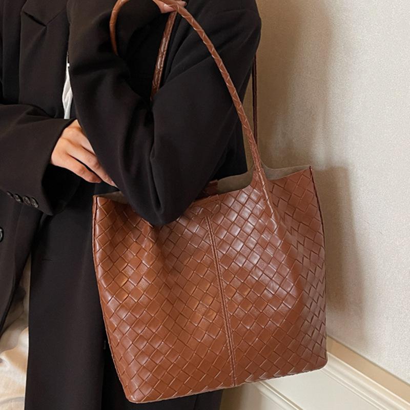 2025 tote bag new fashion woven pattern bag women's simple daily commuter bag large capacity mother and child shoulder bag
