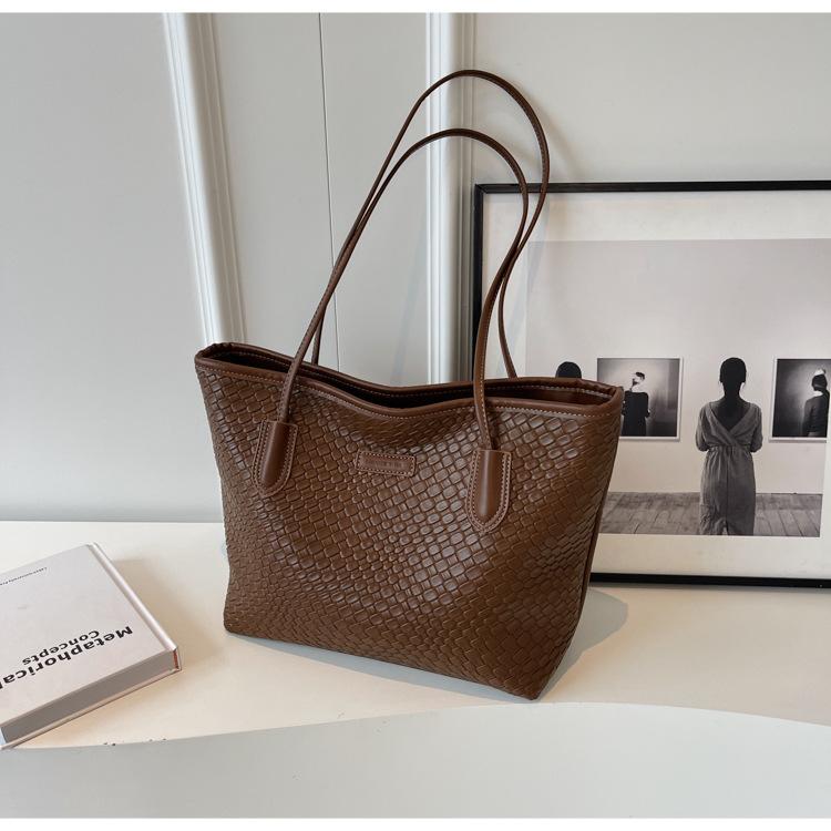 

Retro large-capacity bag women s 2025 fashion new versatile women s tote bag commuter shoulder bag handbag trend коричневый