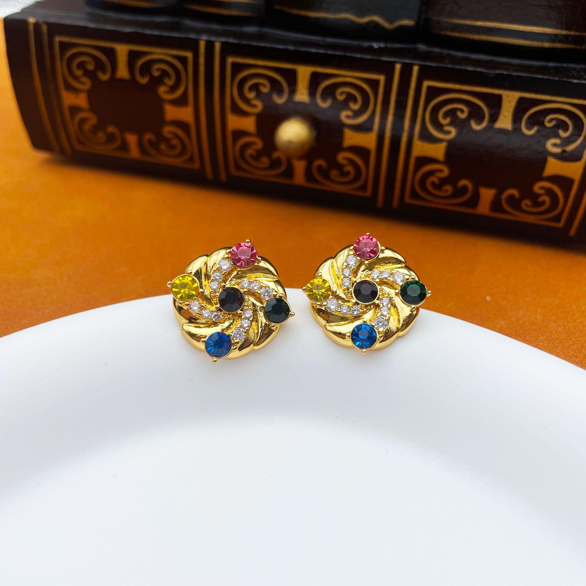 

Европейско-американские ретро серьги-пусеты с завитками и драгоценными камнями золотой