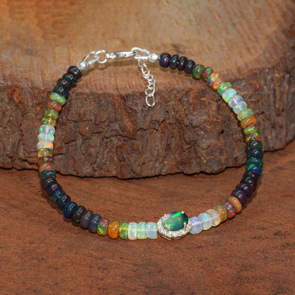 Schwarzes Feueropal Glatte Perlen Charm-Armband, Schwarzer Opal Ovaler Charm Goldarmband, Handgemachtes Armband, Oktober Geburtsstein, Geschenk für Mama