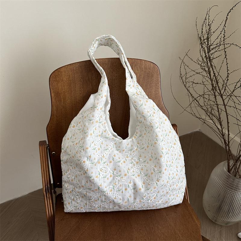 Small Fresh Lace Flower Canvas Bag Women's New Large-capacity Commuting Lazy Wind Single Shoulder Tote Bag Tide
