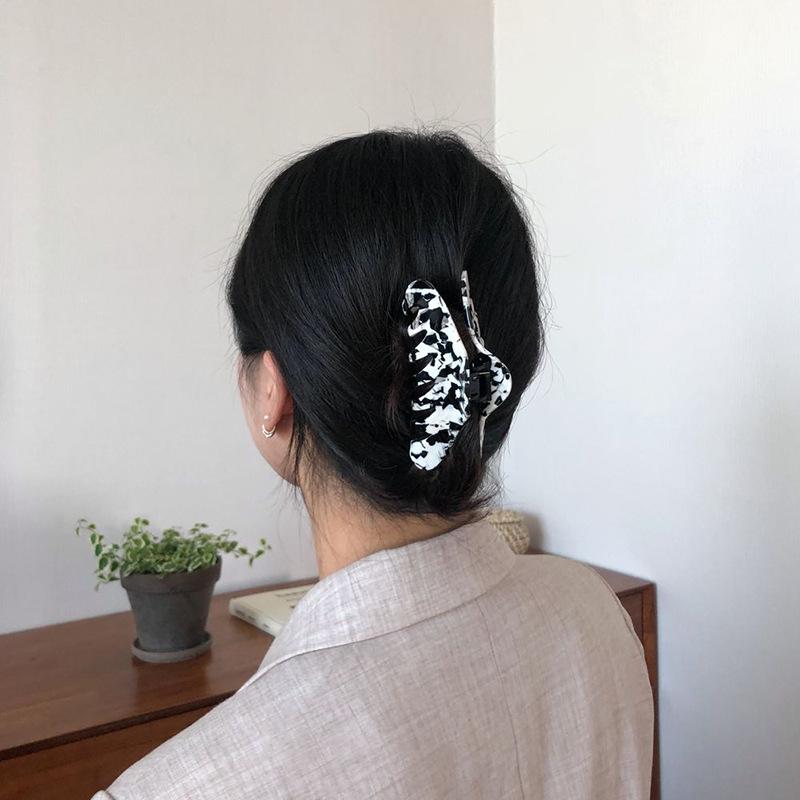 Eyecatching Hair Acetate Claw Clip With Elegant Hollow Stripe Design For Fashion Enthusiasts