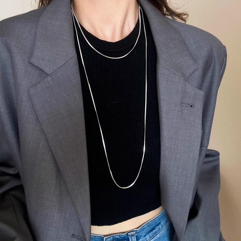 

Покрытая 18-каратным золотом квадратная цепочка в виде змеиной кости легкая роскошная титановая сталь золото длинное ожерелье женское двухслойное простое и не выцветающее прилив