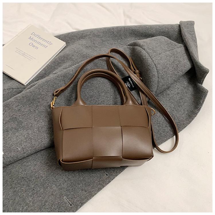 

Оптовая продажа популярной модной нишевой дизайнерской плетеной ветрозащитной портативной сумки-ведра, простой дорожной, с индивидуальностью, мессенджера, женской сумки