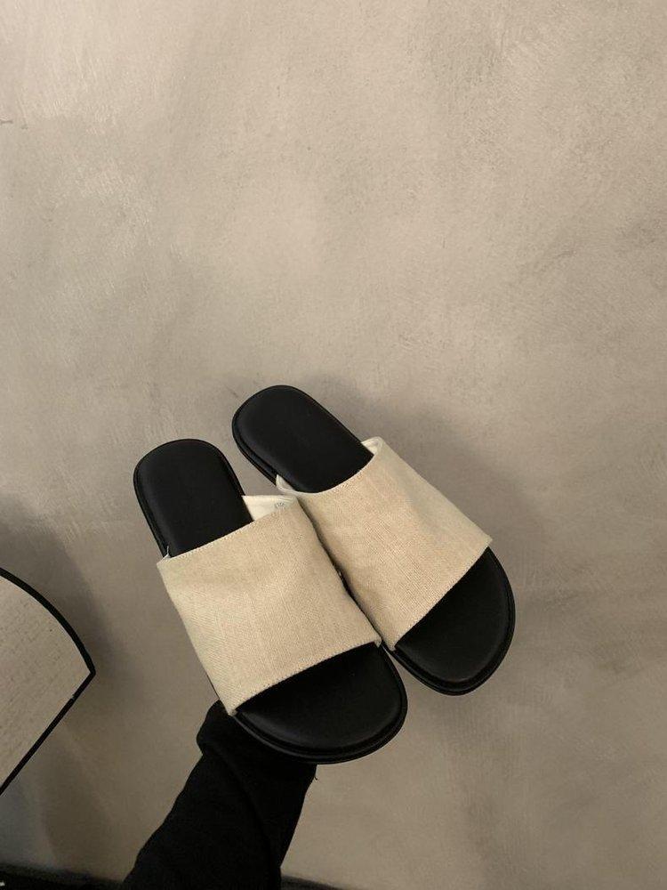 Flat-bottomed woven retro niche one-word slippers women's shoes 2025 new summer outer wear beach vacation sandals