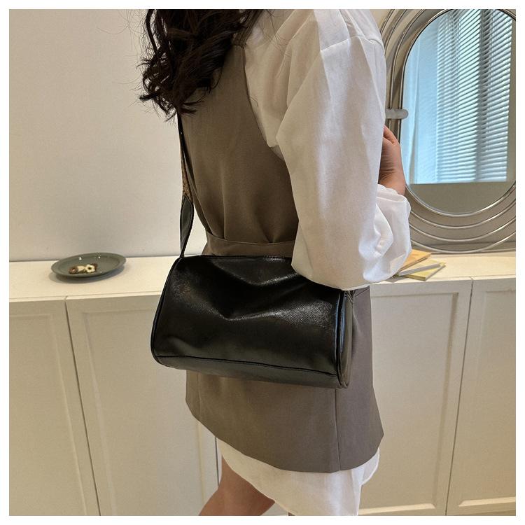 Women's Faux Leather Vintage Small Square Bag Fashionable Wide Strap Shoulder Crossbody Bag with Zipper Pocket