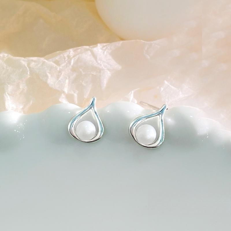 Elegant Temperament Water Drop Pearl Earrings High-end Sense Daily Commuting Intellectual Style Earrings