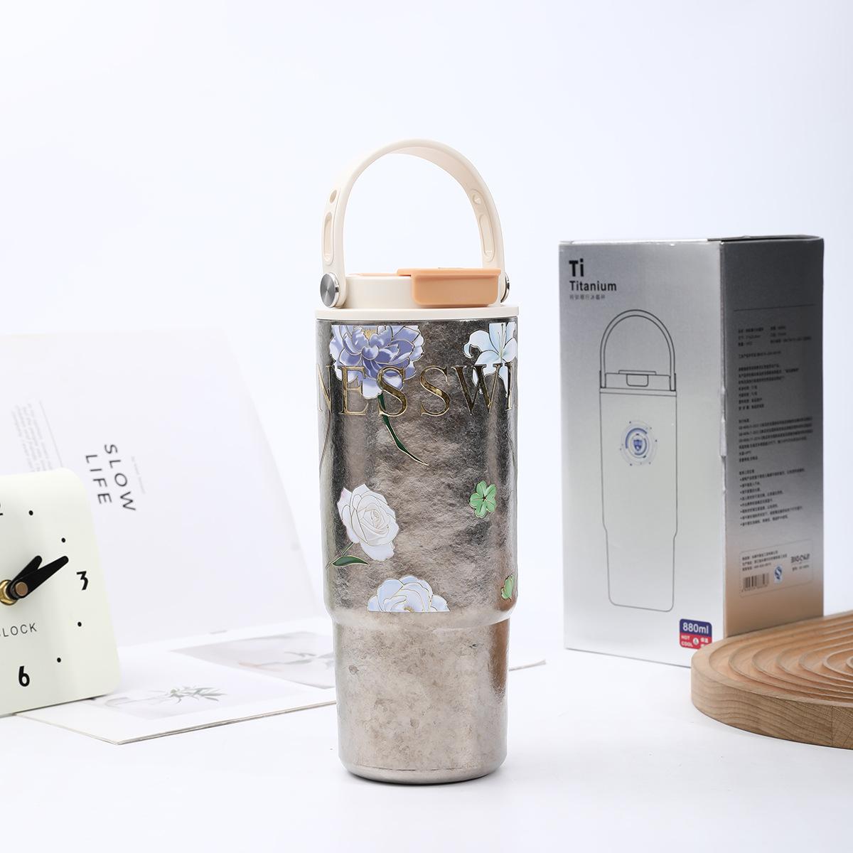 

Pure Titanium Car Mug, Large Capacity, Simple and Stylish, Insulated Mug with Handle, Portable Outdoor Sports Mug 880ml