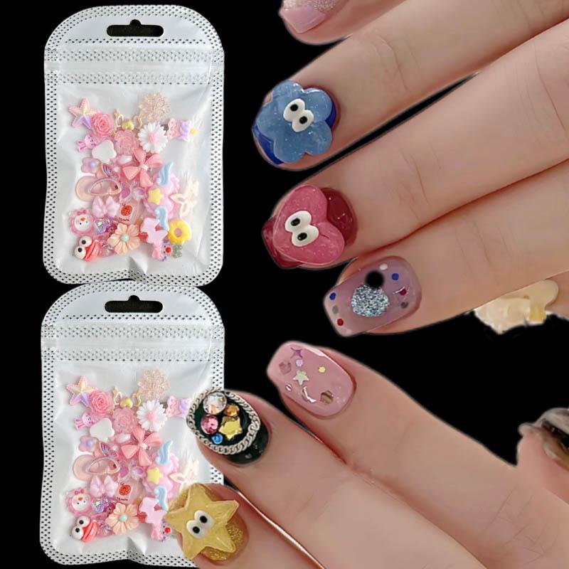 30 kusů růžových kreslených ozdob na nehty: Roztomilá žába, Mašle, Srdce, Květina, Poupě, Medvědí doplňky