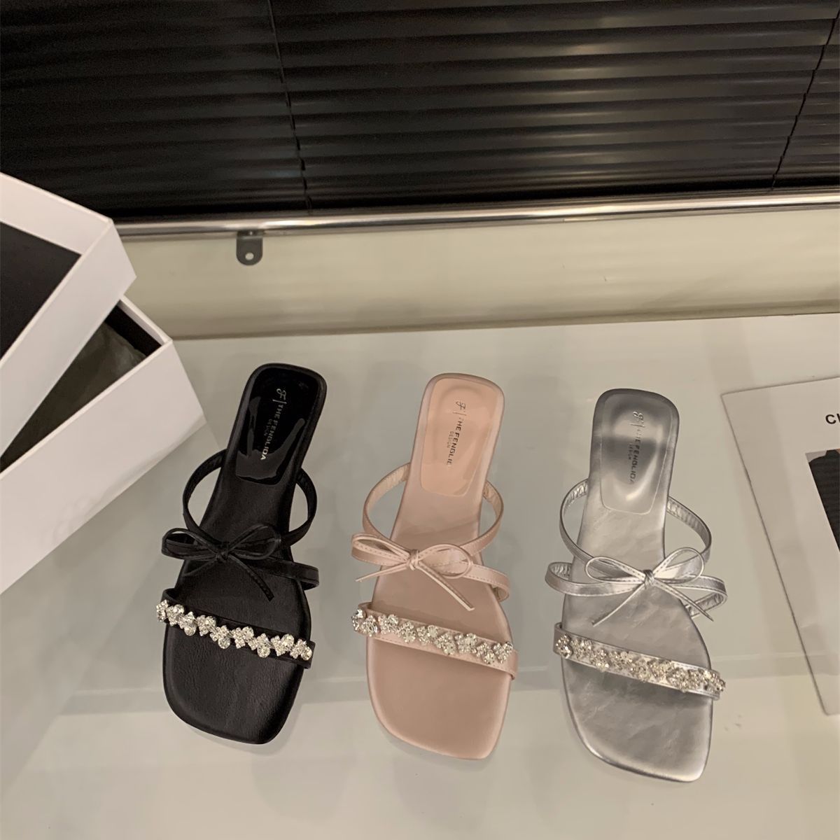 

Французские шлепанцы на толстом каблуке со стразами, сказочная обувь для ношения, лето 2025, розовые, с юбкой, босоножки с бантом 40 серебряный