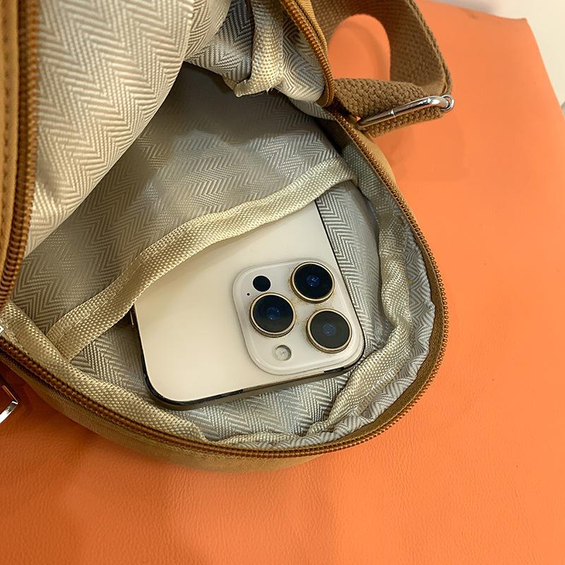 Super cute kapibara fun cartoon diagonal span bag girl heart cute water guinea pig small round bag girl storage backpack