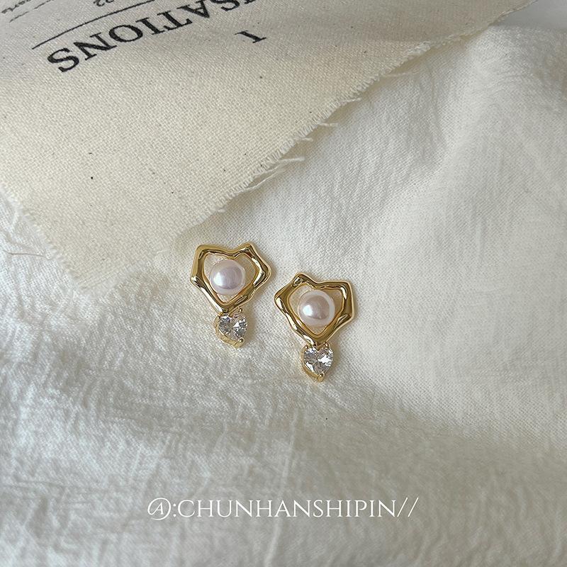

Love natural pearl mosquito coil disc earclip design stud earrings niche design retro style versatile earrings women without earrings 14k