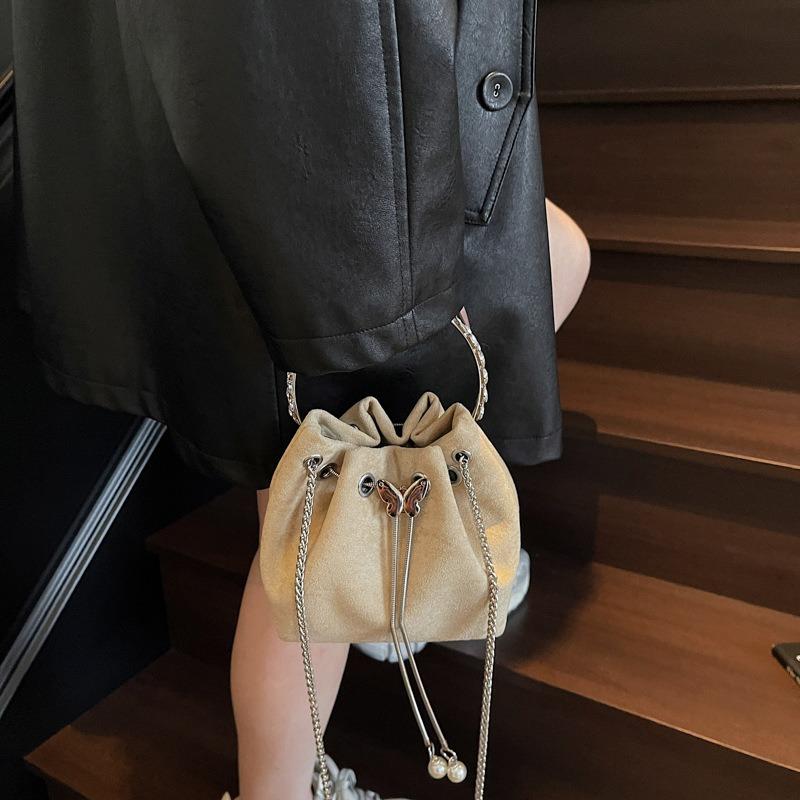 Premium chain bucket bag New women's casual velvet portable temperament commuter messenger bag