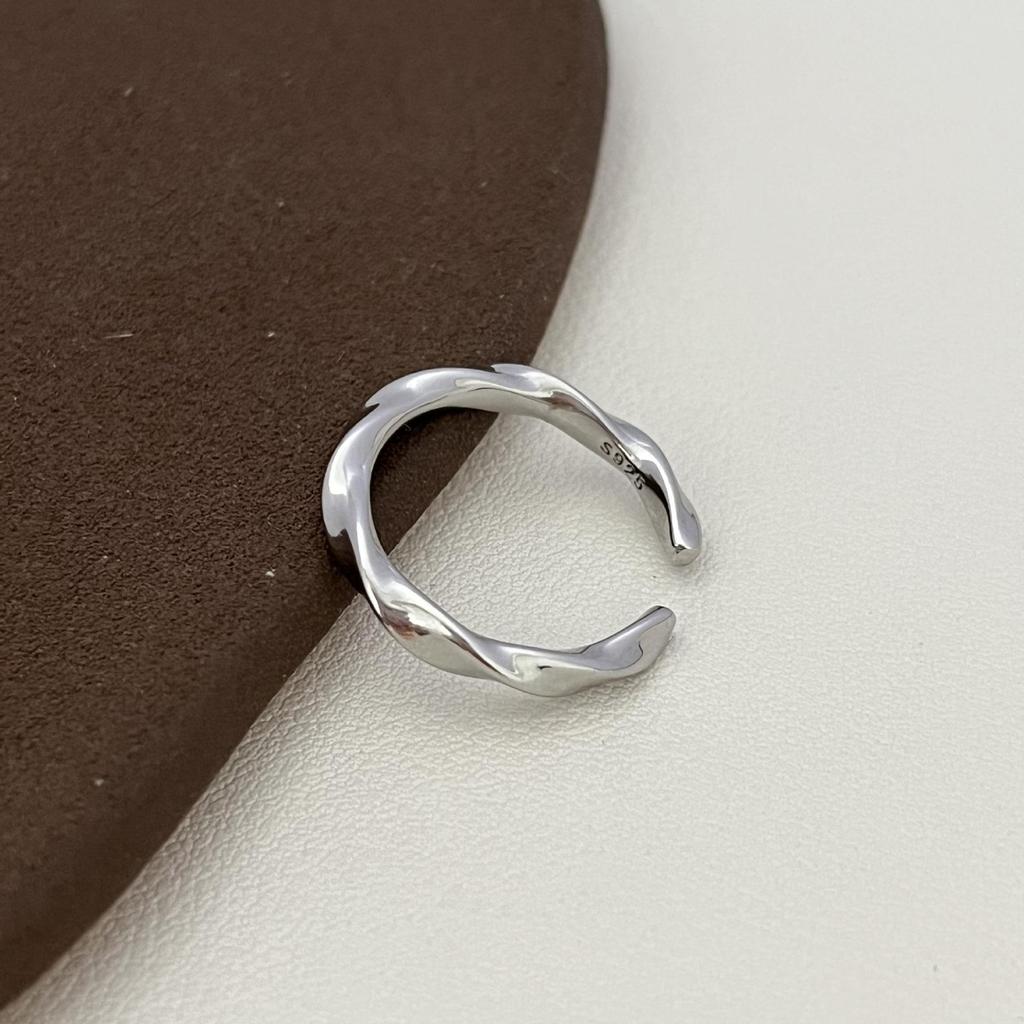 Korean Style Twisted Texture Wave Ring: Light Luxury & Cold Aesthetic