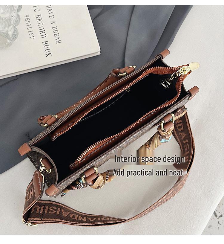 2025 Women's Retro Letter Print Large Capacity Tote Handbag