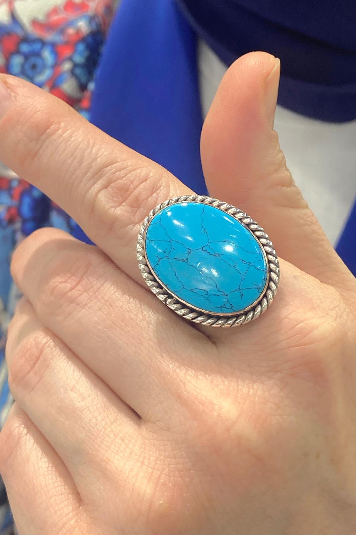 

Серебряное кольцо ручной работы с натуральным большим бирюзовым камнем 925 пробы