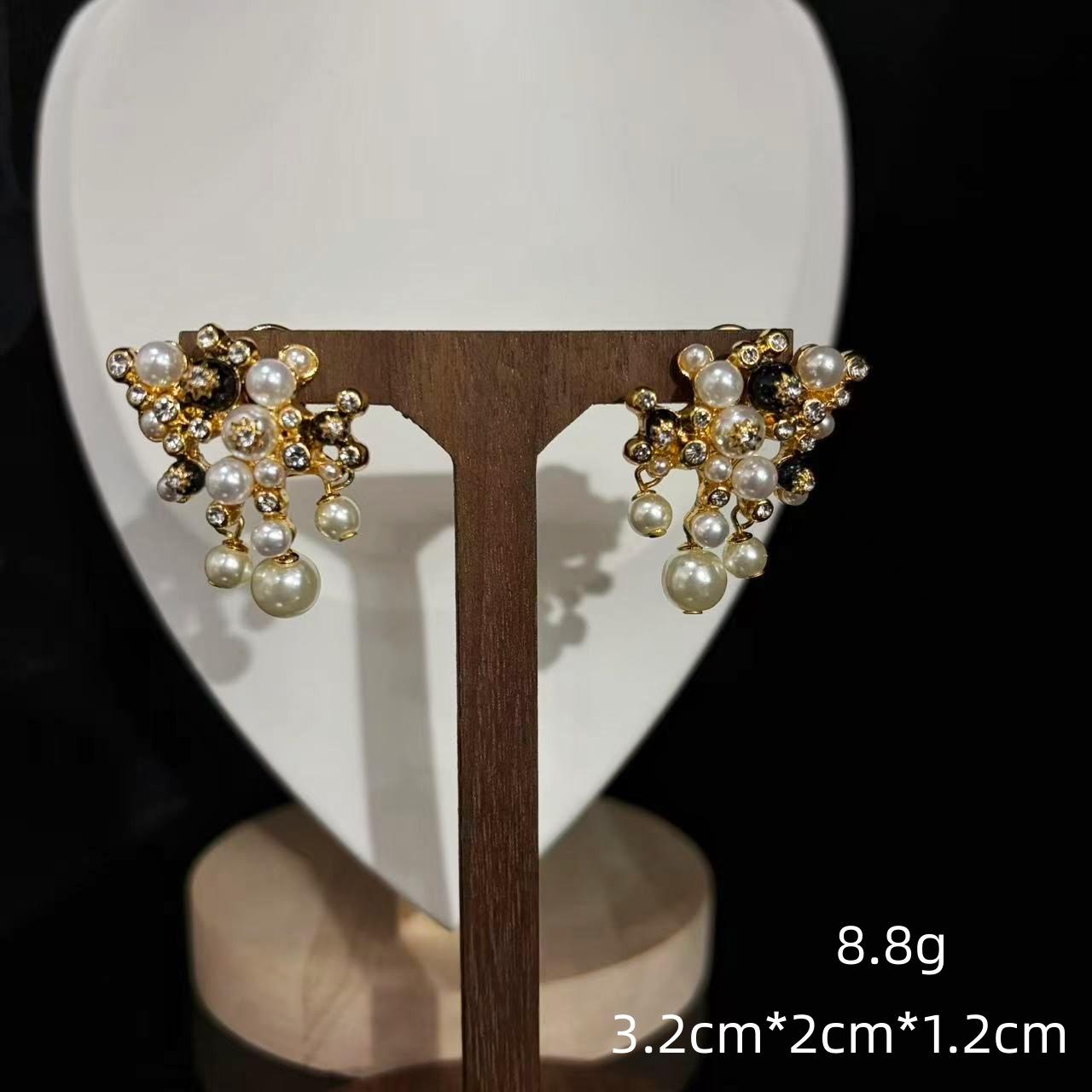 Vintage Diamond Stud Earrings Women S French Retro Light Luxury High-End Design Earrings Elegant Temperament