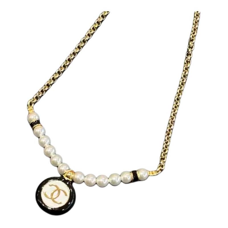

CHANEL [24P Spring and Summer] 24P Double C Pattern Pendant Metal Artificial Pearl Necklace Women s Gold золотий