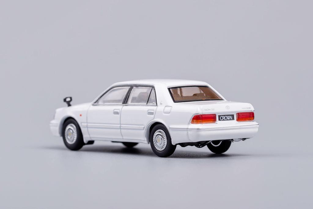 Gaincorp Products 1/64 Scale Toyota Crown JZS155 RHD White Finished Model KS-012-70