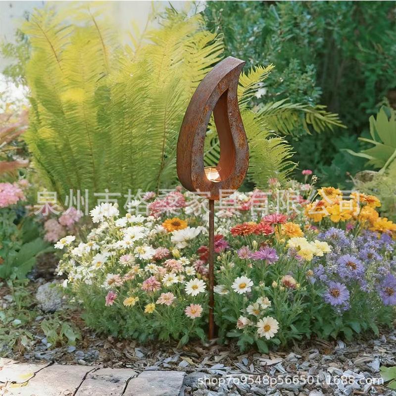 Rostige Flamme Gartenstecker Metall Silhouette Hofdekoration Außen Rasenkunst Skulptur mit Kerzenhalter für Bauernhoflandschaft