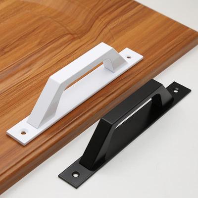 Černá klika posuvných dveří stodoly - není potřeba děrování