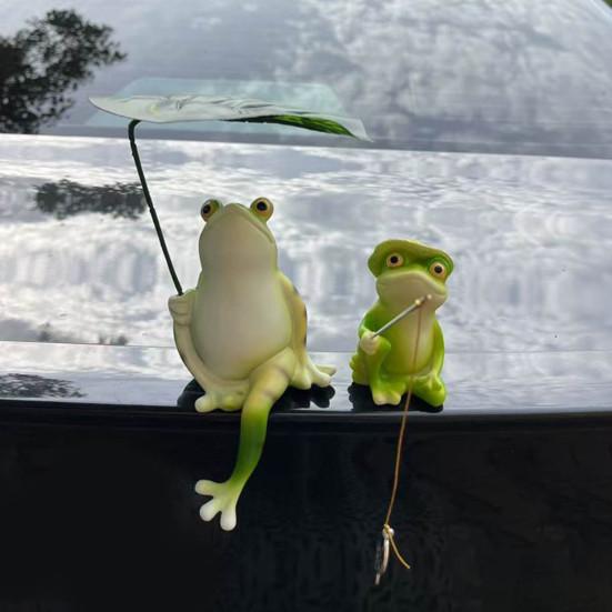 2Pcs/Set Garden Frog Figurine Mini Fishing Frog Statue Sitting Frog Holding Leaf Umbrella Pond Angler Frog Sculpture for Yard Landscape Indoor Outdoor
