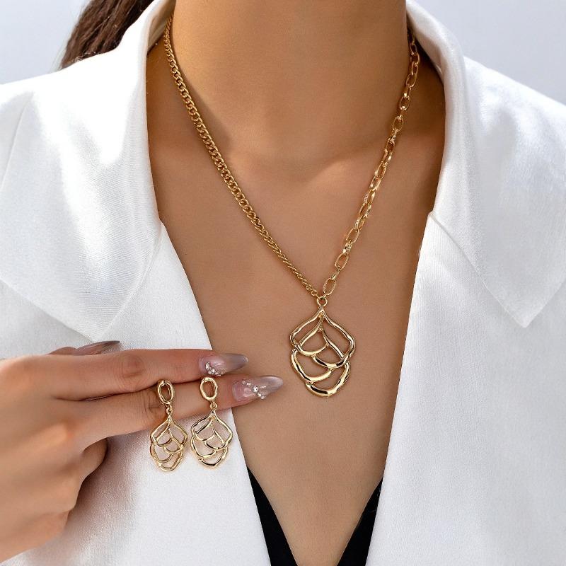 Vintage Hollow Geometric Women's Niche Design Exquisite High-end Clavicle Chain Ladies' Jewelry Set