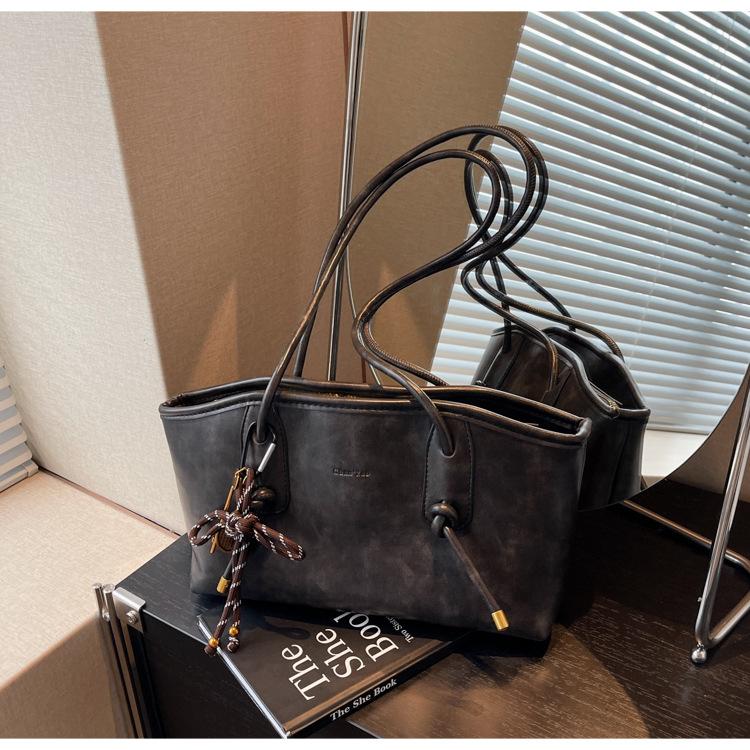 

Зарубежный заказ высококачественная ретро-сумка женская 2024 новая осенне-зимняя модная фактурная сумка через плечо популярная сумка для поездок на работу подмышкой 32*9*18 чёрный