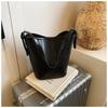Spring and summer new fashion large-capacity bags women's fashion casual commuting simple messenger bucket bag
