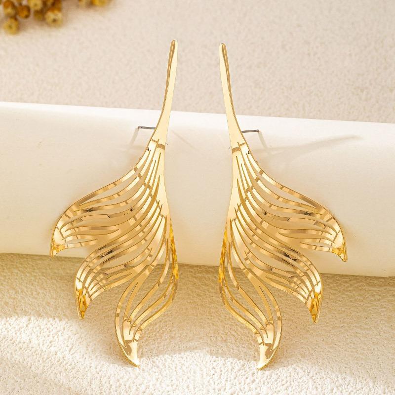 Personalized and Creative Special-shaped Hollow Leaf Earrings Are Suitable for Women's Vacation Parties